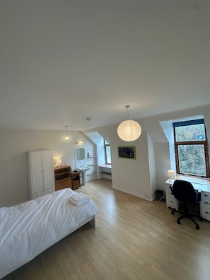 Chambre Double Standard, salle de bains commune | Bureau, espace de travail pour ordinateur portable, Wi-Fi gratuit