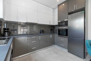 ثلاجة، ميكروويف، فرن، موقد طهي مسطح