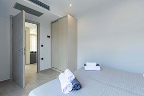 2 chambres, coffres-forts dans les chambres, fer et planche à repasser