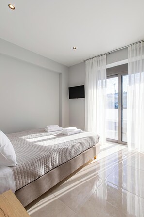 2 bedrooms, in-room safe, iron/ironing board, travel cot