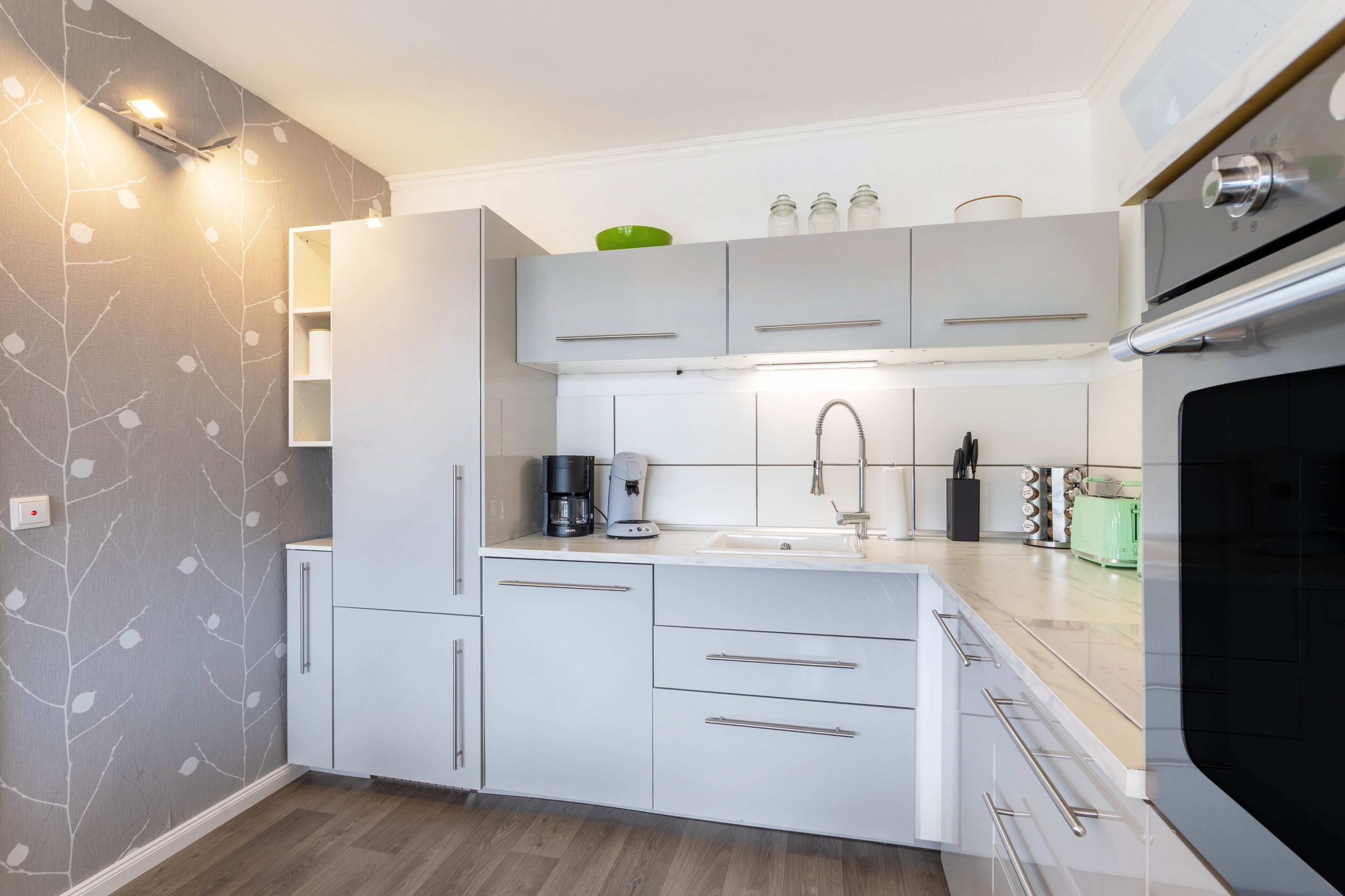 Kjøleskap, mikrobølgeovn, ovn og kokeplater