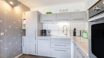 Kjøleskap, mikrobølgeovn, ovn og kokeplater