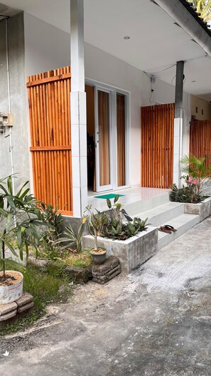 Deluxe Double Room, Garden View | Desk, free WiFi - Ajik Guest House (Ubud)