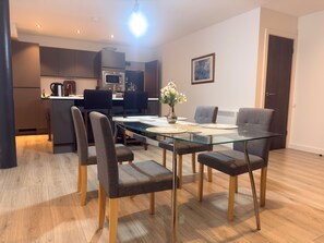 Dining - New Apartment - Sleeps 4 - Parking - City Centre (Bradford)