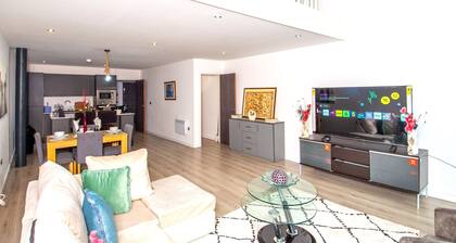 New Apartment - Sleeps 4 - Parking - City Centre