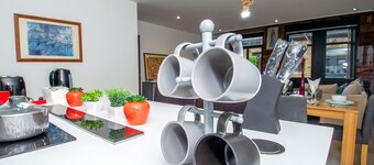 New Apartment - Sleeps 4 - Parking - City Centre