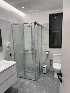 Standard Triple Room | Soundproofing - Hotel Tuyo (Tirana)