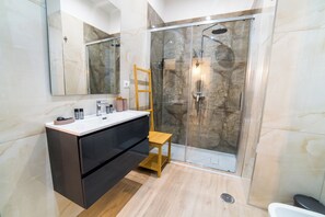 淋浴设施、吹风机、坐浴桶、毛巾