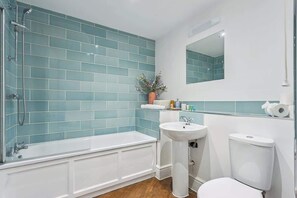 Dusj, hårføner og håndklær