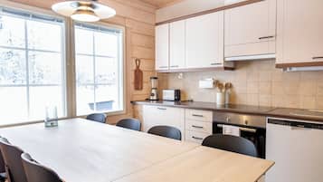 Alloggio su due livelli, 4 camere da letto, vista giardino | Cucina privata | Frigorifero, microonde, forno, piano cottura