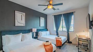 Een strijkplank/strijkijzer, wifi, beddengoed