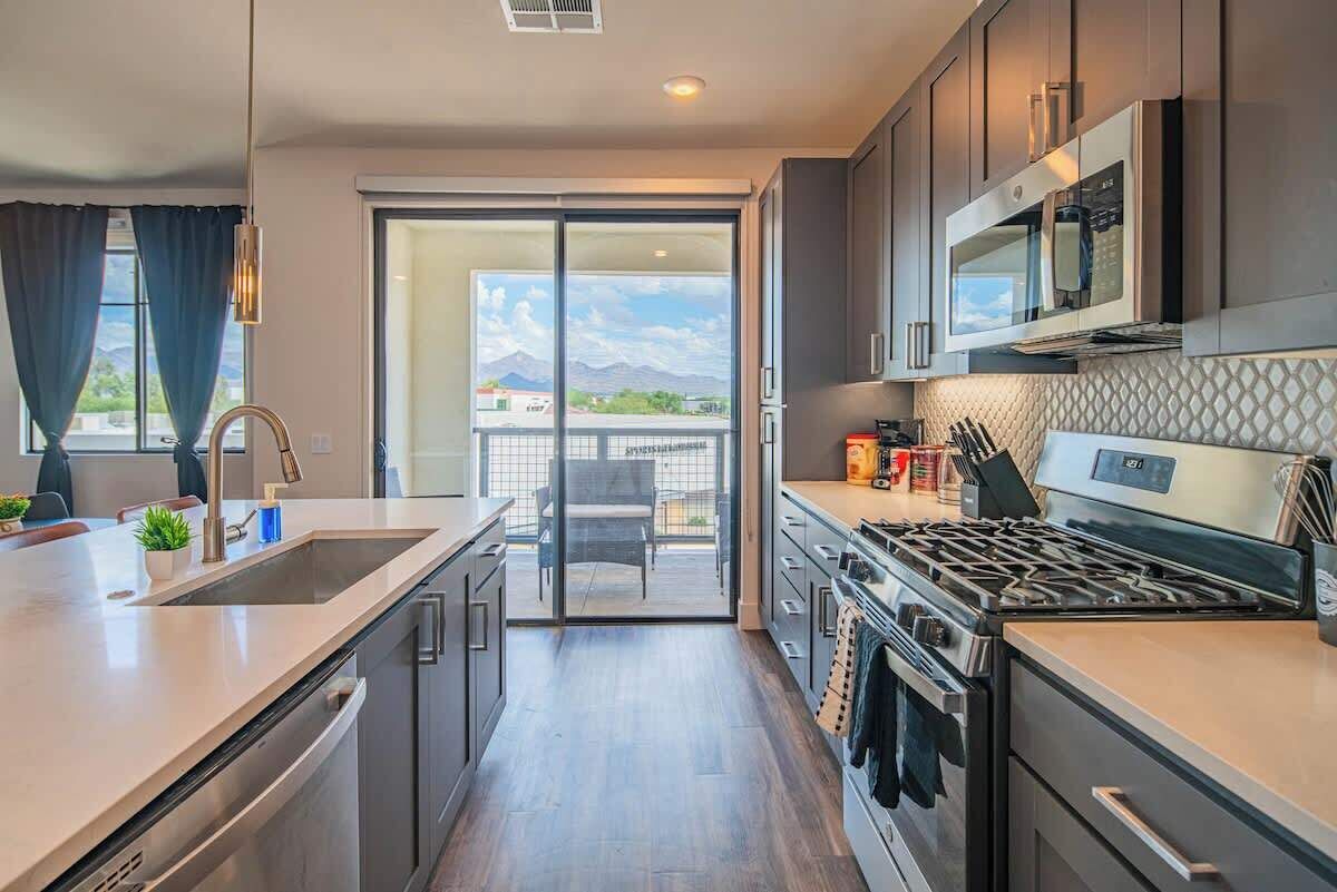 Kühlschrank, Mikrowelle, Ofen, Herdplatte