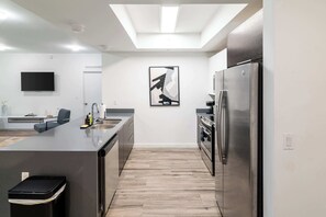 冷蔵庫、電子レンジ、オーブン、コンロ