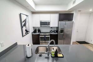Fridge, microwave, oven, stovetop - 2BR Miami Condo - Near Marina & Attractions (Miami)