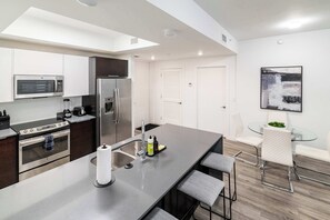 Fridge, microwave, oven, stovetop - 2BR Miami Condo - Near Marina & Attractions (Miami)