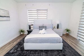 2 室のベッドルーム、デスク、アイロン / アイロン台、WiFi