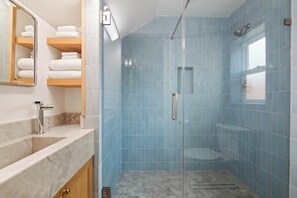 Dusche, Haartrockner, Handtücher