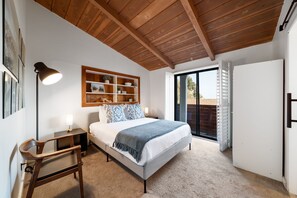 5 bedrooms, desk, iron/ironing board, WiFi