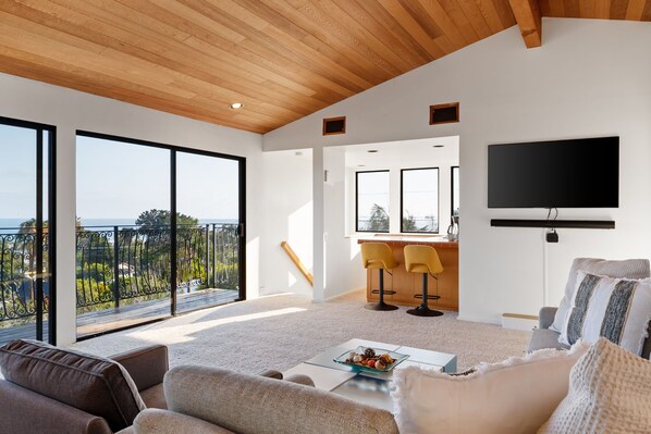 TV, offices - Casual La Jolla Gem , Views & Space for 10 (San Diego)