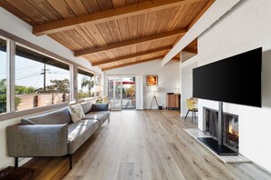 TV, offices - Casual La Jolla Gem , Views & Space for 10 (San Diego)