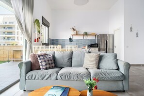 Living area - Achziv Bright Garden Stay by Sea N' Rent (Nahariya)