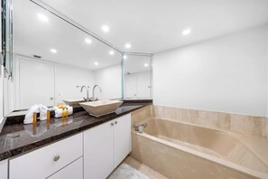 Shower, hair dryer - 1Bedroom Serene Ocean View (Miami)