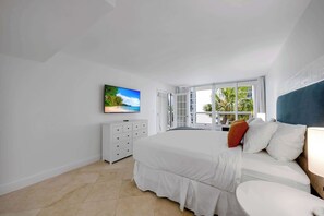 1 bedroom, desk, iron/ironing board, travel cot - Tropical Palm & Bay Views | Balcony | StayCozy (Miami)