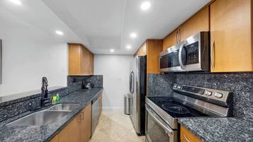 Refrigerador, microondas, horno y parrilla de estufa