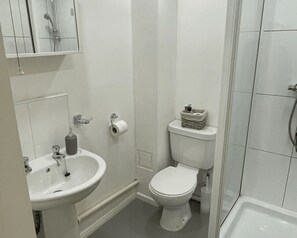 Single Room, Non Smoking, Shared Bathroom | Bathroom - Student Only Queens Court (Leicester)
