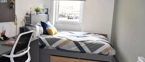 Single Room, Non Smoking, Shared Bathroom | Blackout drapes, free WiFi