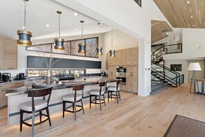 冷蔵庫、電子レンジ、オーブン、コンロ