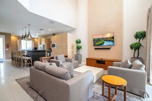 Fernseher, DVD-Player, Stereoanlage, Arbeitsbereiche