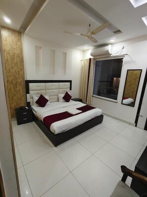 Desk, laptop workspace, free WiFi, bed sheets