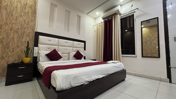 Double Room, Balcony, City View | Desk, laptop workspace, free WiFi, bed sheets