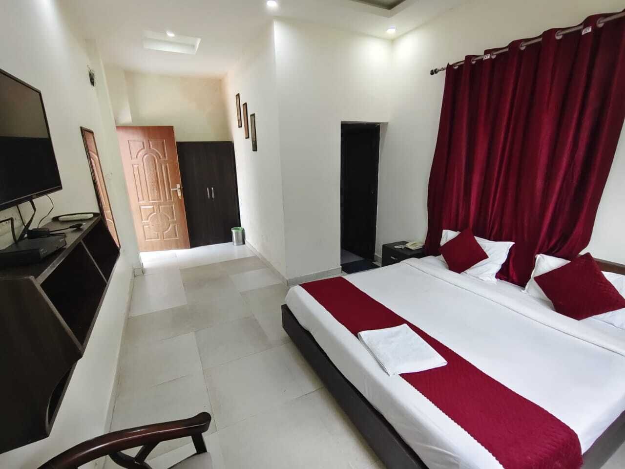 ห้องดับเบิล, ระเบียง, วิวเมือง | โต๊ะทำงาน, พื้นที่ทำงานแบบใช้แล็ปท็อป, Wi-Fi ฟรี, ผ้าปูที่นอน