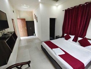 Tweepersoonskamer, balkon, uitzicht op de stad | Een bureau, een laptopwerkplek, gratis wifi, beddengoed