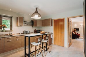 Fridge, microwave, oven, stovetop - Tranquil Japandi lodge in stunning award-winning coastal gardens (Ventnor, Isle of Wight)