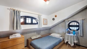 5 bedrooms, iron/ironing board, WiFi, bed sheets