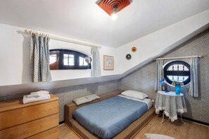 5 bedrooms, iron/ironing board, WiFi, bed sheets