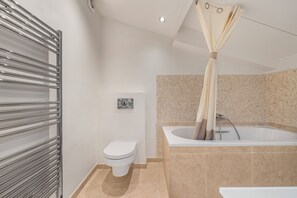 Douche, sèche-cheveux, serviettes fournies, savon