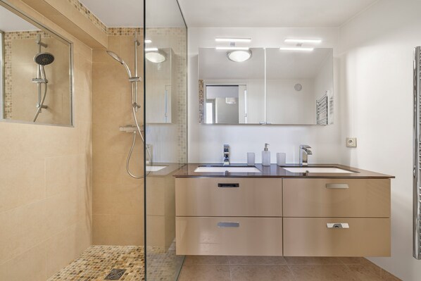 Douche, sèche-cheveux, serviettes fournies, savon