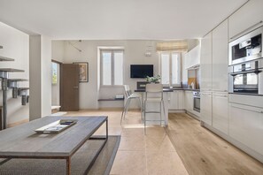 Four à micro-ondes, un four, surface de cuisson, lave-vaisselle