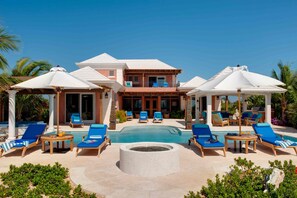A resort with a swimming pool, lounge chairs, and a fire pit. - Villa La Percha With 4 Bedrooms and 4 5 Bathrooms (Providenciales)