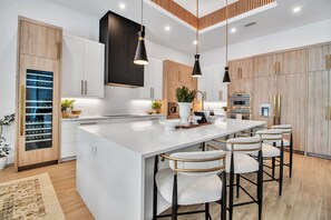 冷蔵庫、電子レンジ、オーブン、コンロ