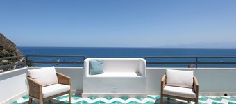 Pool by Wonderful Italy