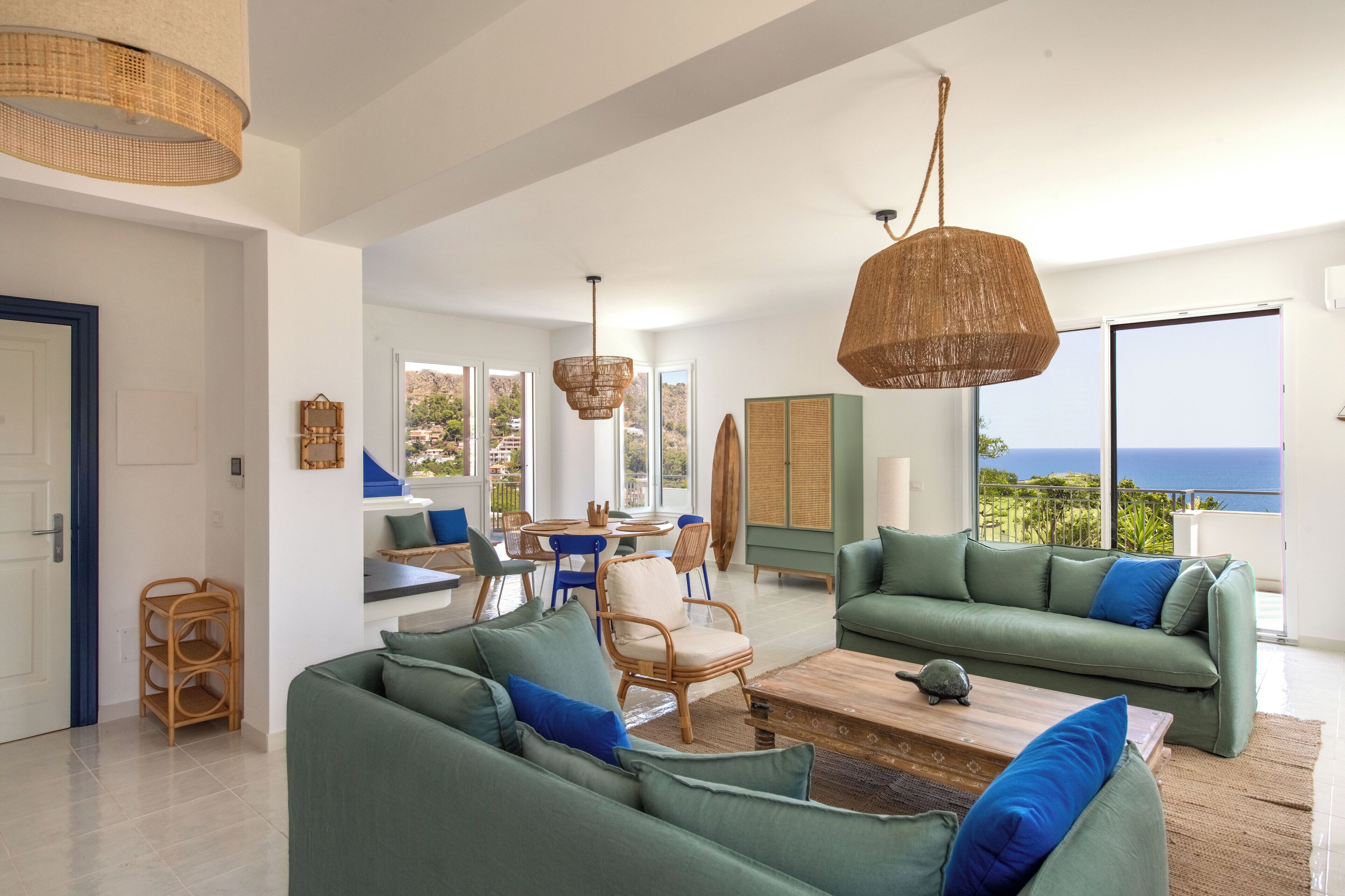 Comfort-Apartment, Meerblick | Wohnbereich | 30-Zoll-Fernseher mit Satellitenempfang