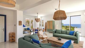 Comfort-Apartment, Meerblick | Wohnbereich | 30-Zoll-Fernseher mit Satellitenempfang