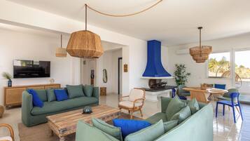 Comfort-Apartment, Meerblick | Wohnbereich | 30-Zoll-Fernseher mit Satellitenempfang