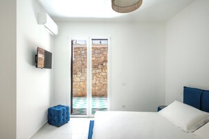 Apartamento clásico, vistas al mar | Tabla de planchar con plancha