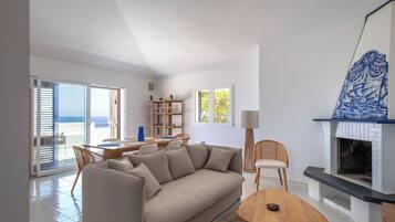 Leilighet – standard, sjøutsikt | Oppholdsområde | En 30-tommers TV med Parabol-TV